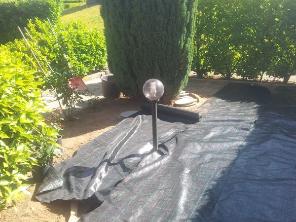 Stesura Telo Pacciamatura per Aiuole - il Maggiociondolo Varese