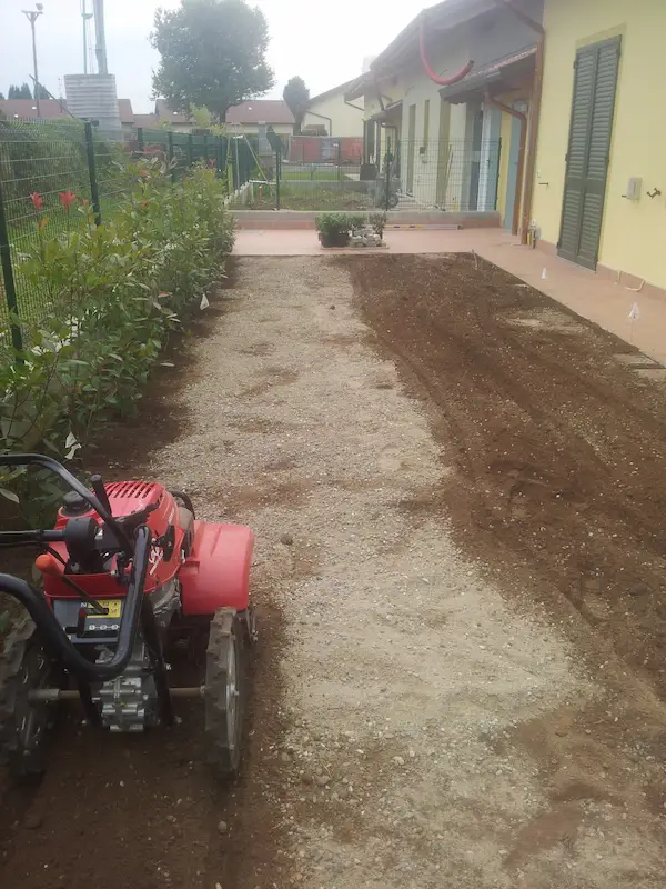 Preparazione per la semina del manto erboso - il Maggiociondolo Varese